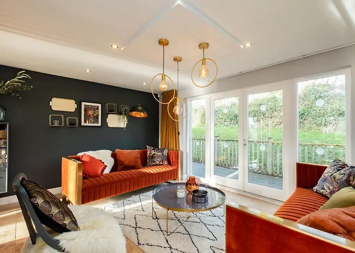 Luxurious 4 Bedroom New England Style Villa - Trewhiddle V5