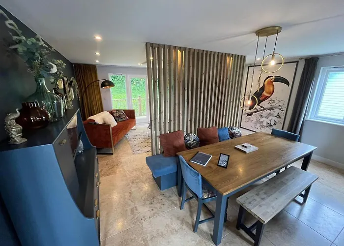 Luxurious 4 Bedroom New England Style Villa - Trewhiddle V5